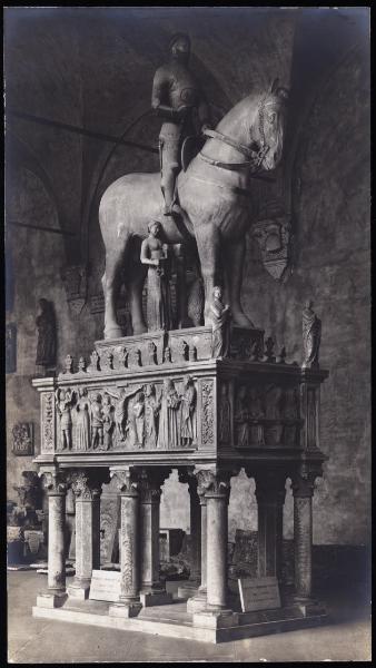 Scultura - Monumento funebre (arca) di Bernabò Visconti - Bonino da Campione (e aiuti) - Milano - Castello Sforzesco - Portico dell'Elefante
