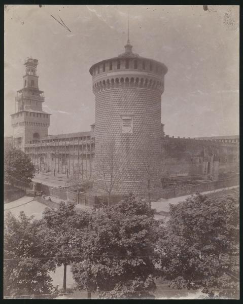 Milano - Castello Sforzesco - Torrione est (del Carmine) e Torre Umberto I, detta del Filarete