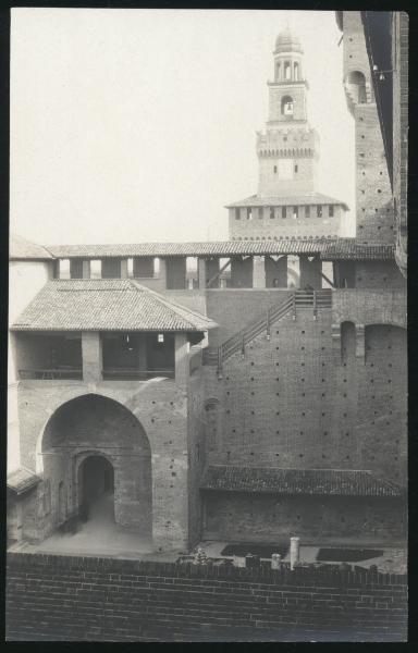 Milano - Castello Sforzesco - Rivellino di accesso alla Corte Ducale visto dalle mura di nord-ovest; Torre Umberto I, detta del Filarete