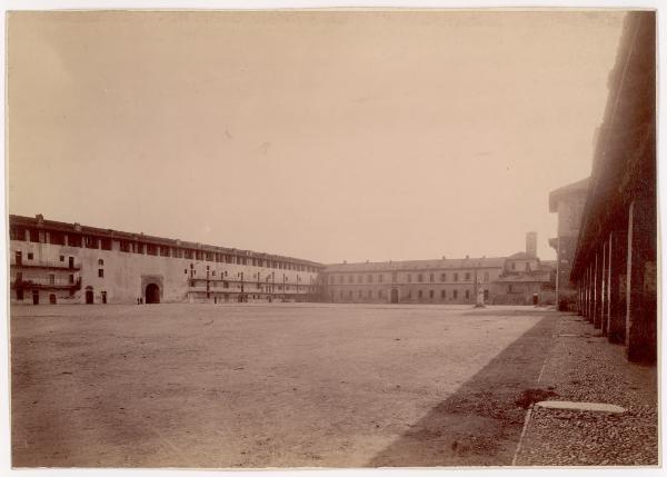 Milano - Castello Sforzesco - Piazza d'Armi interna, sul fondo la cortina sud-ovest e il cosiddetto Ospedale Spagnolo
