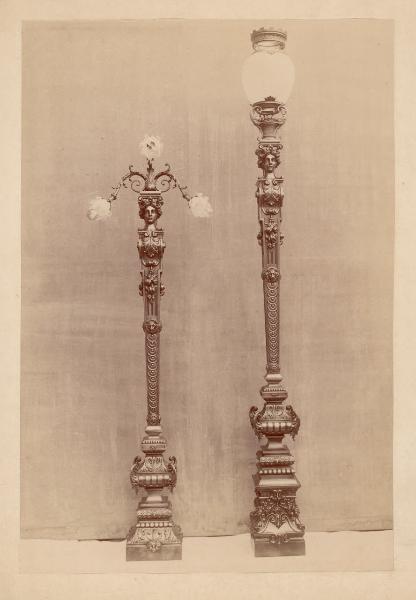 Arti applicate - Coppia di candelabri con decorazioni fitomorfe, zoomorfe e antropomorfe