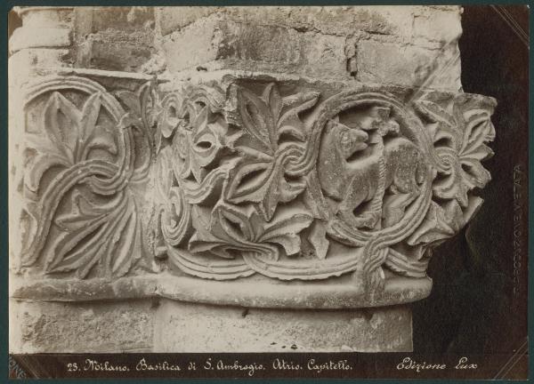 Scultura - Capitello romanico - Decorazioni fitomorfe e Agnus Dei - Milano - Basilica di Sant'Ambrogio - Atrio