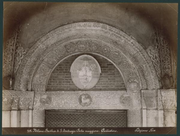 Scultura - Milano - Basilica di Sant'Ambrogio - Nartece - Portale maggiore - particolare della lunetta, dello stemma e dell'architrave