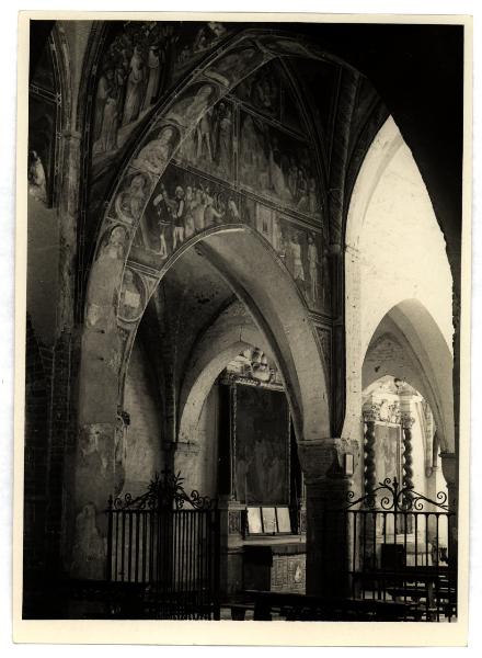 Viboldone - Abbazia - Particolare dell'nterno della chiesa visto dal presbiterio