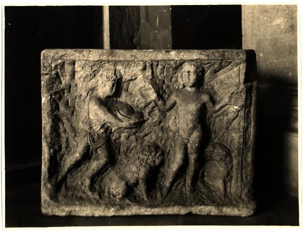 Brescia - Chiesa di S. Giulia - Museo dell'Età Cristiana - Frammento di sarcofago cristiano, Daniele orante fra i leoni, pietra (sec - IV)