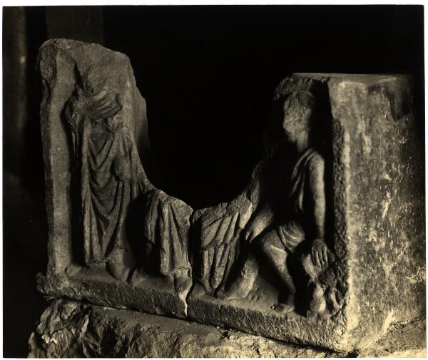 Brescia - Chiesa di S. Giulia - Museo dell'Età Cristiana - Frammento di sarcofago cristiano, figura acefala in piedi e figura seduta, pietra (sec - III)