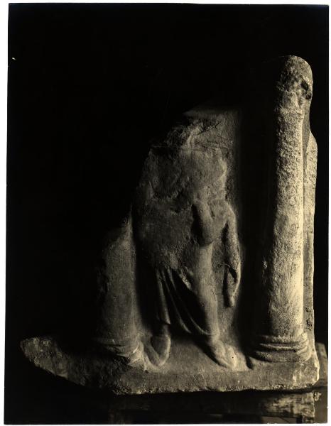 Brescia - Chiesa di S. Giulia - Museo dell'Età Cristiana - Frammento di sarcofago romanico (?), figura acefala in piedi, pietra (sec - III)