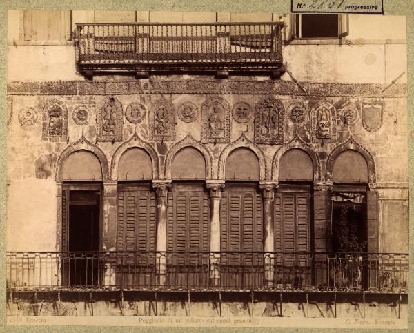 Venezia - particolare della facciata di un palazzo sul Canal Grande