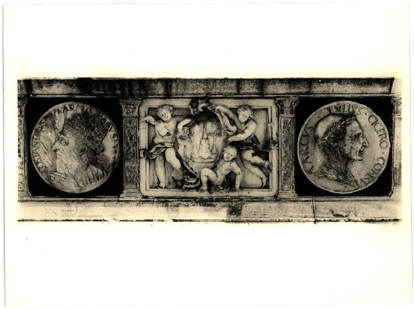 Pavia - Certosa - Facciata, medaglioni a bassorilievo in marmo di Candoglia con figurazioni allegoriche e di grandi personaggi dell'antichitÃ  sulla base della zoccolatura