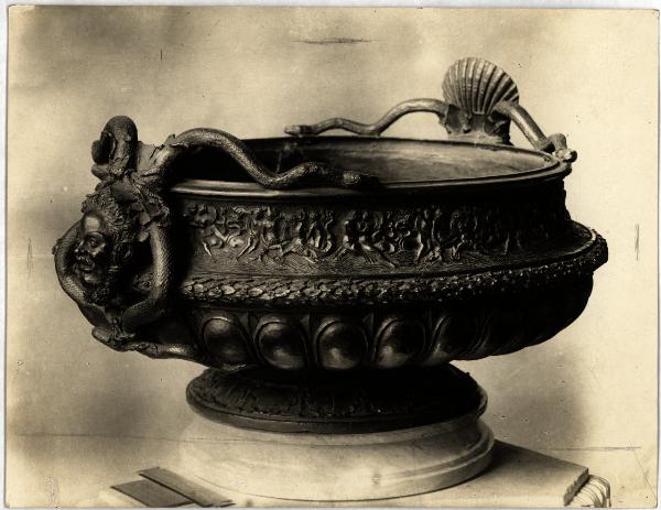 Vienna - Museo storico-artistico - Maestro padovano di inizio XVI secolo, vaso in bronzo