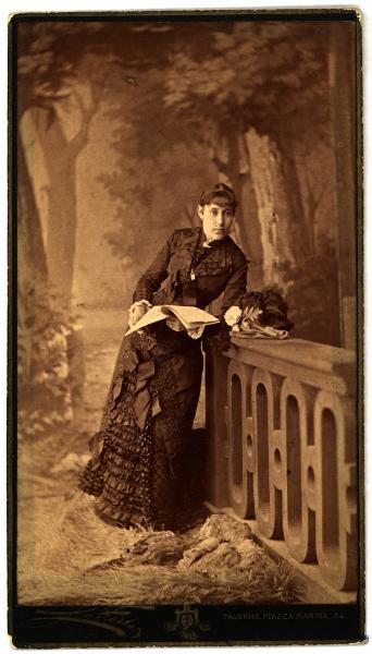 Ritratto femminile - Donna in piedi appoggiata ad una balaustra con un libro in mano