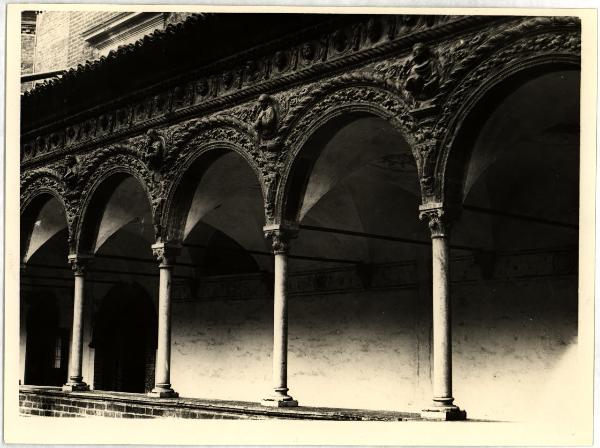 Pavia - Certosa - Chiostro piccolo, particolare del porticato ovest