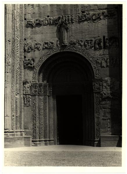 Pavia - Basilica di S. Michele - Portale laterale destro della facciata