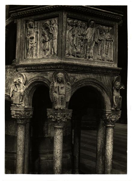 Piacenza - Duomo - Pulpito marmoreo a lato della scala di accesso alla cripta