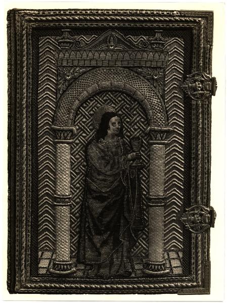 Vigevano - Museo del Tesoro del Duomo - Coperta ricamata con figura di Santa sotto una edicola e graffe e cantonali in metallo, recto