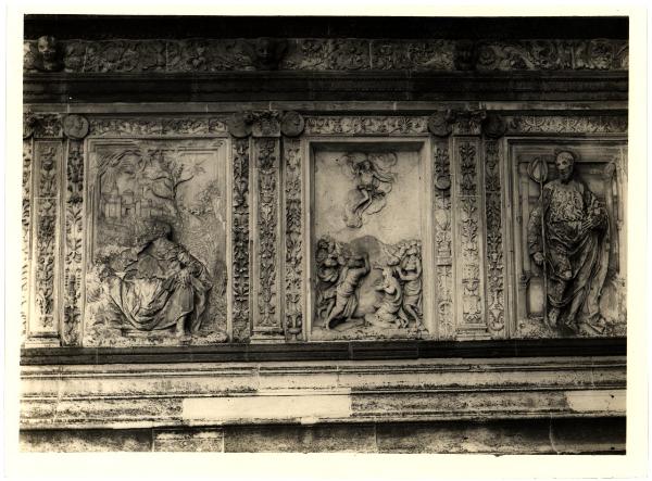 Pavia - Certosa - Particolare di alcuni bassorilievi in marmo del basamento della facciata