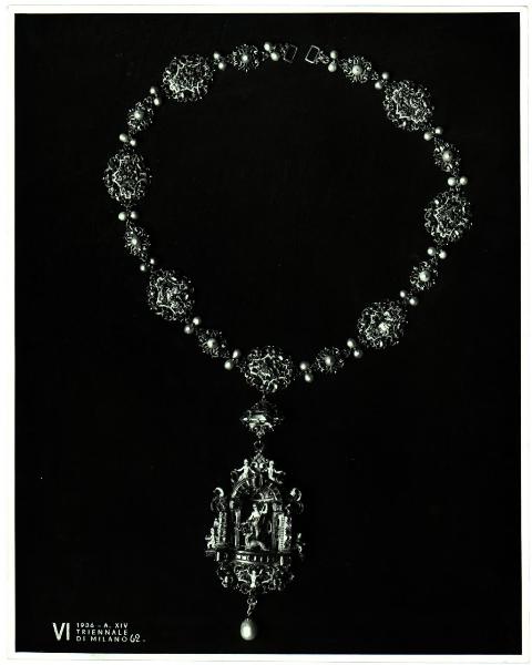Milano - VI Triennale d'Arte - Sala dell'Oreficeria Antica, collana in oro, con diaspro, perle e smalti, con pendente raffigurante Diana cacciatrice (seconda metà XVI sec -)