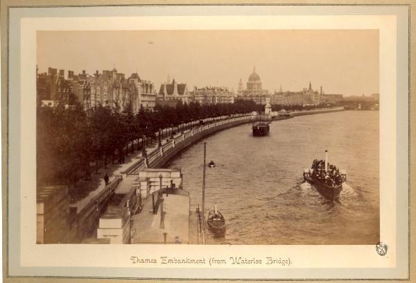 Londra - Fiume Tamigi - Ponte di Waterloo - Banchina di imbarco delle chiatte abilitate per la navigazione sul fiume
