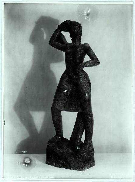 Milano - VI Triennale d'Arte. E.N.A.P.I., statuetta femminile in alabastro eseguita da Artieri dell'alabastro su disegno di Biancini.