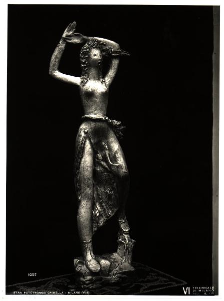 Milano - VI Triennale d'Arte. E.N.A.P.I., statuetta femminile realizzata dalle ceramiche Morelli di Faenza su disegno di Biancini.