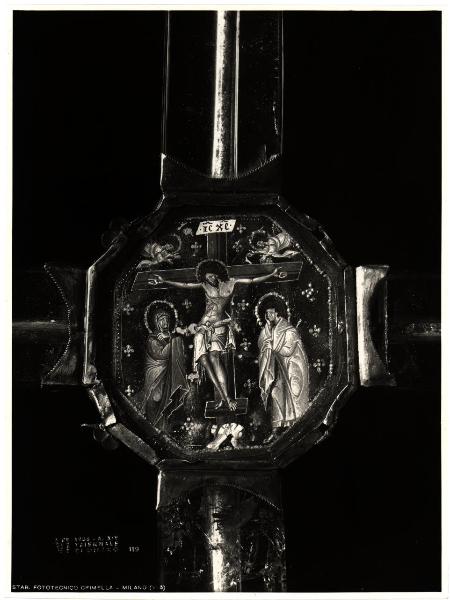 Milano - VI Triennale d'Arte. Sala dell'Oreficeria Antica, croce reliquiario in cristallo di rocca e argento con miniatura centrale (XIII sec.).