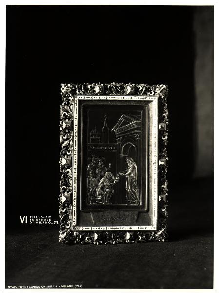 Milano - VI Triennale d'Arte. Sala dell'Oreficeria Antica, piccola lastra di cristallo incisa con cornice lavorata (XVI sec.).