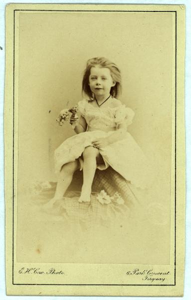Ritratto infantile - Bambina con in mano un mazzolino di fiori