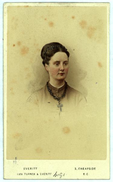 Ritratto femminile - Donna con acconciatura raccolta e croce al collo