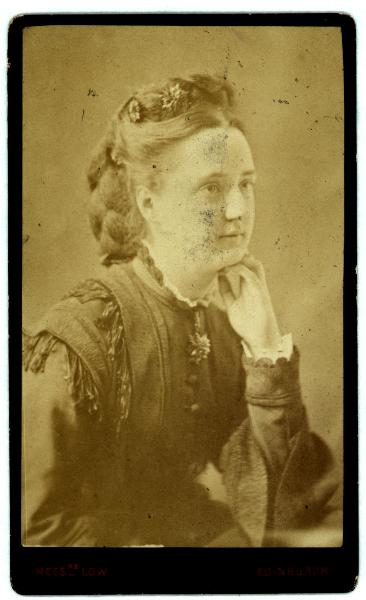 Ritratto femminile - Giovane con acconciatura raccolta con fiori intrecciati e volto appoggiato alla mano