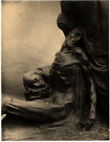 Brescia - Cimitero. (?) Ermenegildo Luppi, Pietà, particolare, gruppo scultoreo in metallo.