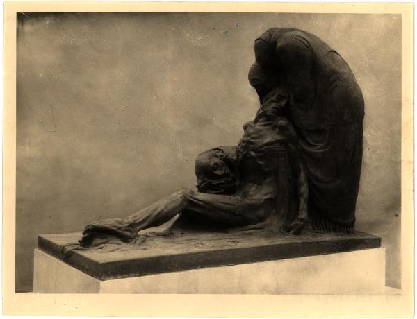 Brescia - Cimitero. (?) Ermenegildo Luppi, Pietà, gruppo scultoreo in metallo.