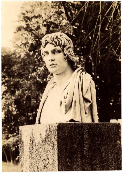Parco memoriale di Marengo. Giovanni Battista Comolli, il Generale Louise Charles Desaix, mezzo busto in marmo.