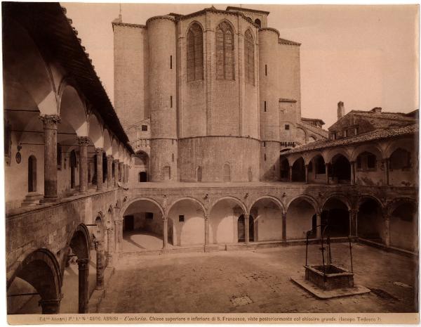 Assisi - Basilica di S. Francesco. Veduta del chiostro grande a due ordini di arcate e dell'abside.