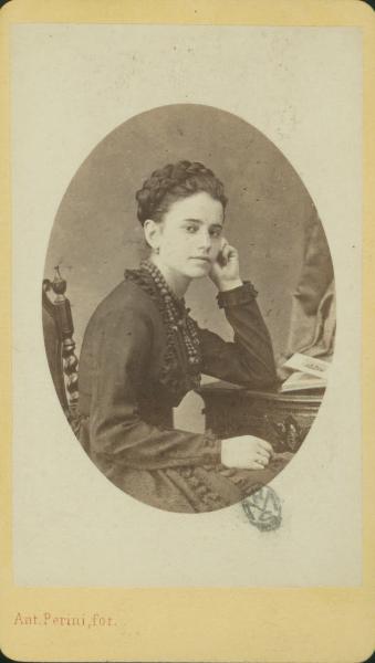 Ritratto femminile - Giovane vestita di scuro, seduta ad un tavolo