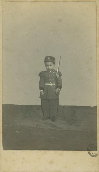 Ritatto infantile - Bambino in abito da soldato