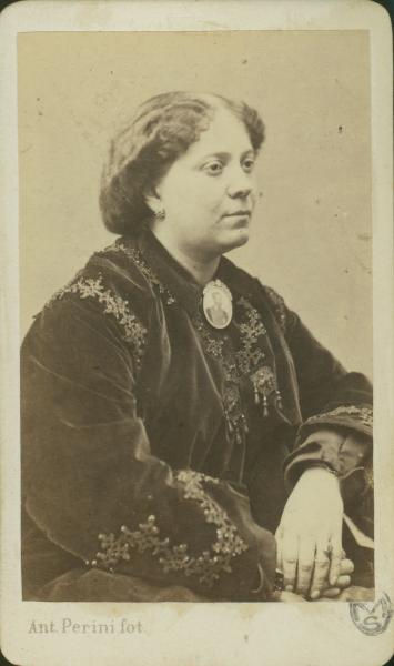 Ritratto femminile - Donna con al collo medaglione con ritratto d'uomo