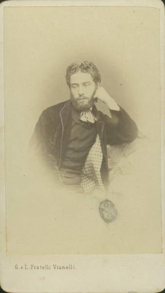 Ritratto maschile - Uomo seduto, in atteggiamento pensoso, con la testa appoggiata alla mano chiusa a pugno