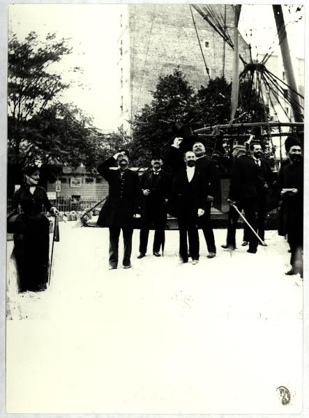 Parigi - Esposizione Universale del 1889 - Ascensione di un pallone aerostatico - Nasser ed Din Scià di Persia e Sadi Carnot Presidente della Repubblica salutano gli aeronauti