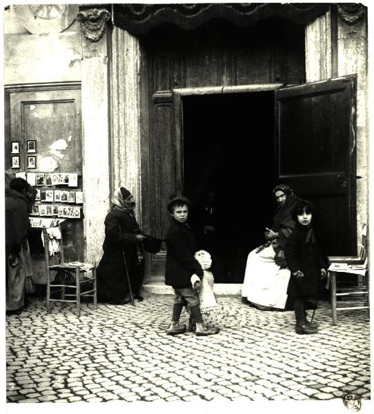 Roma - Mendicanti di fronte a una chiesa