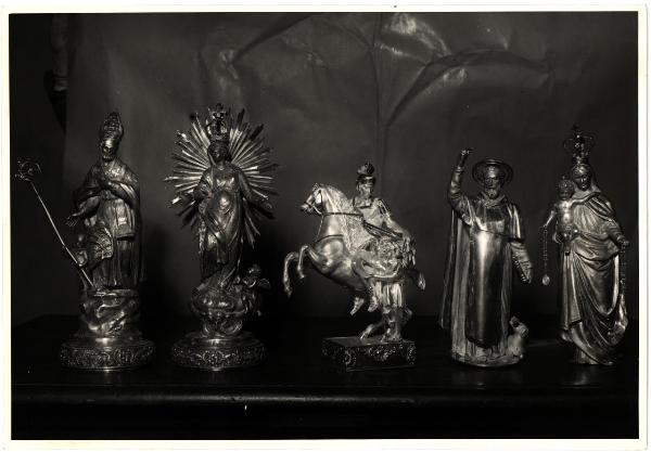 Genova Sampierdarena. Statuette raffiguranti i Santi Benedetto (?), Martino e Rocco, la Madonna in gloria e la Madonna con Bambino, oreficerie sacre.