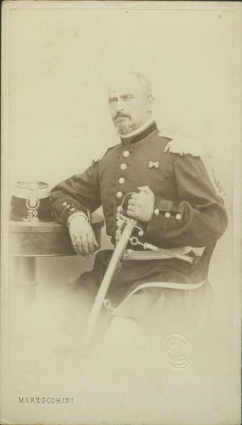 Ritratto maschile - Militare - Ufficiale in uniforme seduto col gomito appoggiato sul tavol0