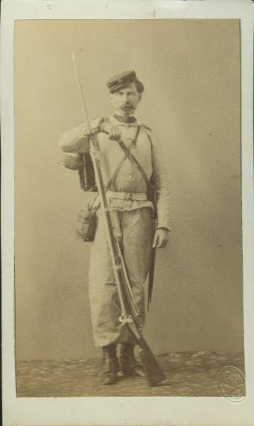 Ritratto maschile - Militare - Uomo in uniforme in piedi, appoggiato alla bionetta