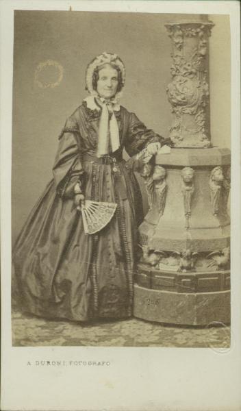 Ritratto femminile - Del Maino in piedi accanto ad una colonna