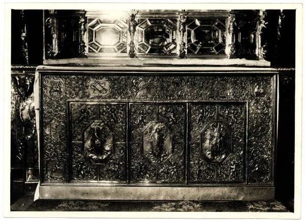 Milano - Duomo. Scurolo di S. Carlo, paliotto d'altare in argento lavorato. Sopra poggia l'urna in cristallo di rocca con il corpo di S. carlo in abito pontificale.