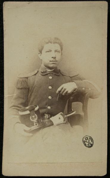 Ritratto maschile - Militare - Ufficiale in uniforme seduto con il berretto sulle ginocchia