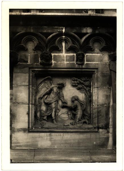 Milano - Duomo. Esterno, Tobia e l'angelo, riquadro a bassorilievo in marmo.