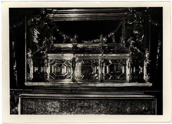 Milano - Duomo. Scurolo di S. Carlo, sopra l'altare, urna in cristallo di rocca con il corpo di S. carlo in abito pontificale.