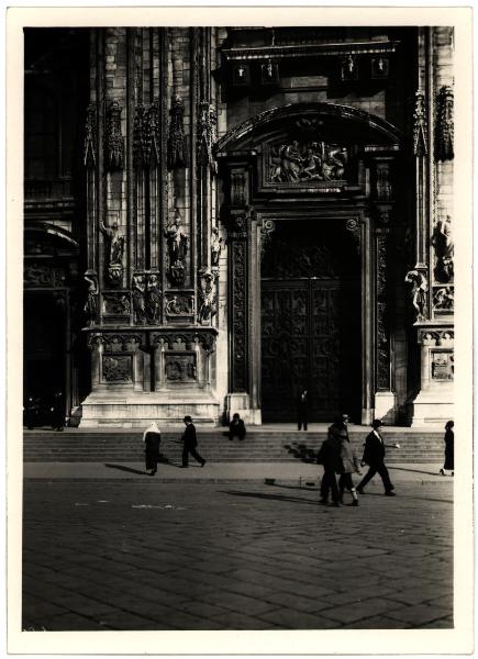 Milano - Duomo. Facciata, particolare con il portale principale.