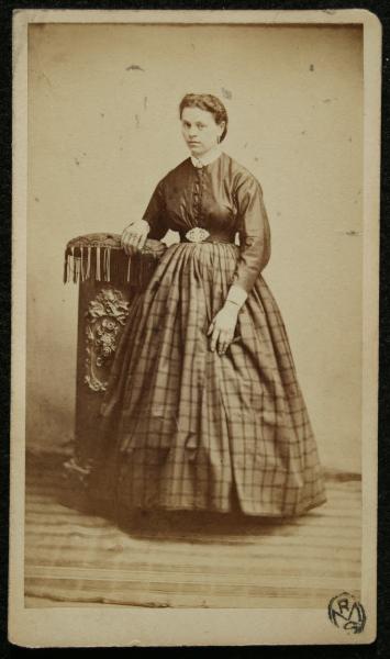 Ritratto femminile - Donna in abito con gonna ampia a quadri