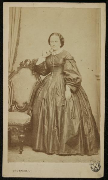 Ritratto femminile - Donna in abito lungo con braccio appoggiato allo schienale di una poltrona